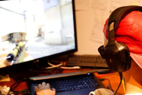 dreng spiller counterstrike