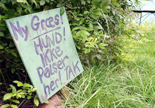 Humoristisk skilt til hundeejere