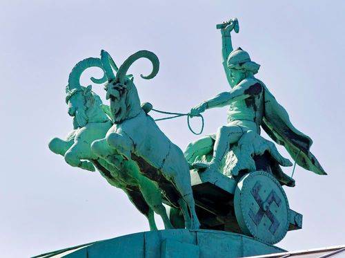 Skulptur af Thor med Thors hammer og gedebukke