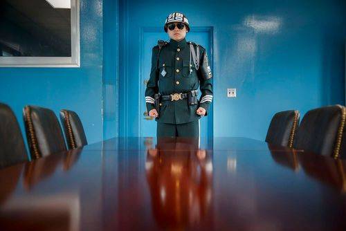 En soldat fra Nordkorea står vagt i grænsebygningen mellem Syd- og Nordkorea.
