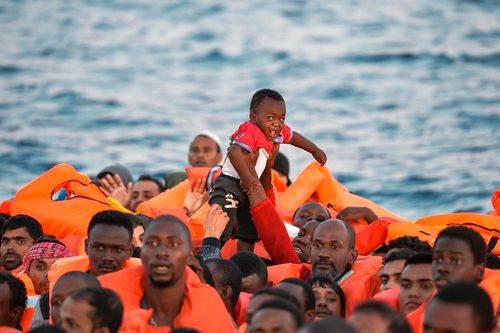 Migranter på en båd