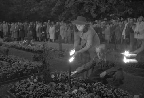 Augustoprøret, d. 29. august 1943, hvor regeringens brød med besættelsesmagtens krav og ophørte med at fungere, mindes i Ryvangen og ved nedsætning af urne ved Helligåndskirken, 1946.