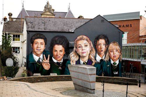 Gavlmaleri af elever fra komedieserien Derry Girls