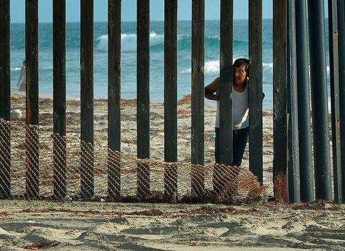 En mexicansk mand ser mod USA på grænsen mellem USA og Mexico.