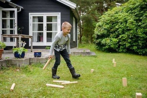 Dreng spiller kongespil