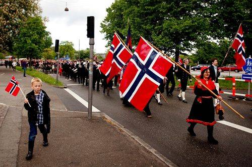 Parade med norske flag