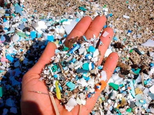 Plastikforurening fisket op fra havet.