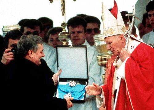 Den tidligere polske præsident Lech sammen med den tidligere polske pave John Paul i 1995