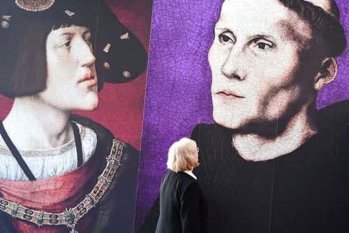 kvinde ser på billeder af Luther