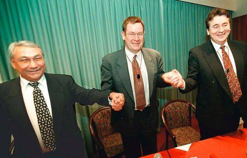 Poul Nyrup Rasmussen mellem Jonathan Motzfeldt og Edmund Joensen