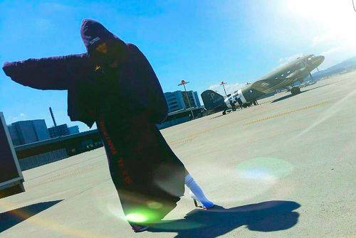 Foto af musikeren Rihanna i lufthavn i Bukarest