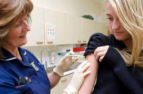 En pige bliver vaccineret