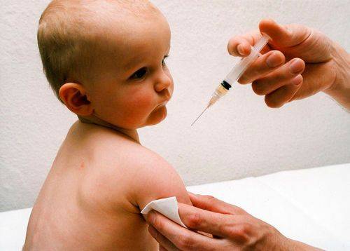 Et lille barn vaccineres
