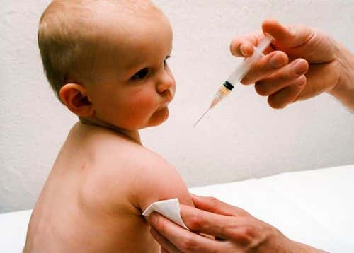 Et lille barn vaccineres