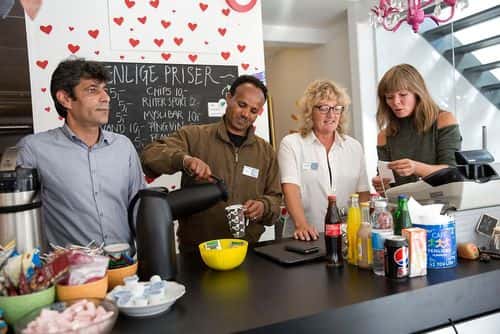 frivillige i venligboer cafe