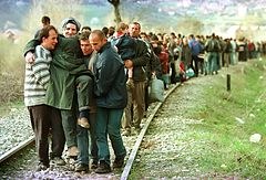 Kosovo-albanere flygter til fods fra Kosovo til Macedonien. 1. april 1999.Foto: Eric Feferberg / Scanpix