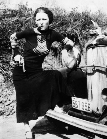 Ca. 1932-1934 - Bonnie Parker. Hun poserer for fotografen bevæbnet. Hun affyrerede aldrig et skud. Foto: Bettmann/CORBIS/Polfoto