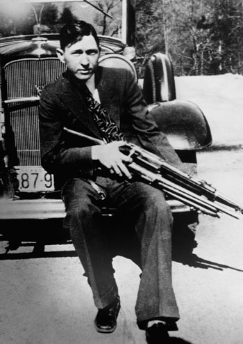 Ca. 1932-1934 - Clyde Barrow. Han poserer for fotografen bevæbnet. Foto: CORBIS/Polfoto