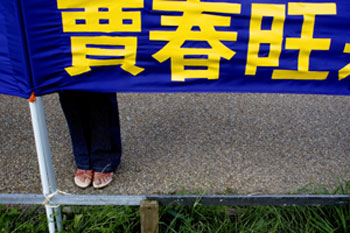 Kinesiske Falun Gong tilhængere i Danmark demonstrerer udenfor Hotel Scandic, hvor blandt andre den kinesiske rigsadvokat er til konference, i protest over Kinas mishandling af Falun Gong medlemmer. Foto: Peter Hove Olesen/Polfoto