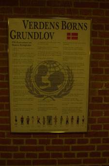 FNs erklæring om børns rettigheder. Plakat ophængt på Søborg Skole i Gladsaxe i forbindelse med en pædofilisag. Foto: Gert Jensen/Polfoto