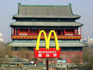 En McDonalds-stander nær Beijings 520 år gamle Tromme-tårn. 28. februar 2002. Foto: AP Photo/Greg Baker/Polfoto