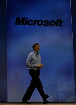 Bill Gates foran Microsofts logo ankommer til International Consumer Electronics Show i Las Vegas 7. 1.2007. Foto: AP Photo/Damian Dowarganes/Polfoto