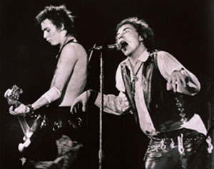 Sid Vicious til venstre og Johnny Rotten fra Sex Pistols optræder i San Francisco  15. januar 1978. Foto: AP Photo/Polfoto