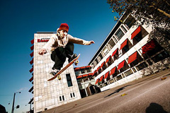Skaterkultur.  Skater fyr med orangerød hue skater med skateboard oppe i luften på Jarmers plads. Foto: Scanpix Danmark