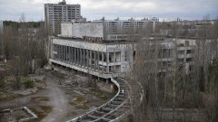 1986: Helikopter cirkler over den fjerde reaktor i Tjernobyl efter eksplosionen 26. april 1986. Foto APN/Polfoto