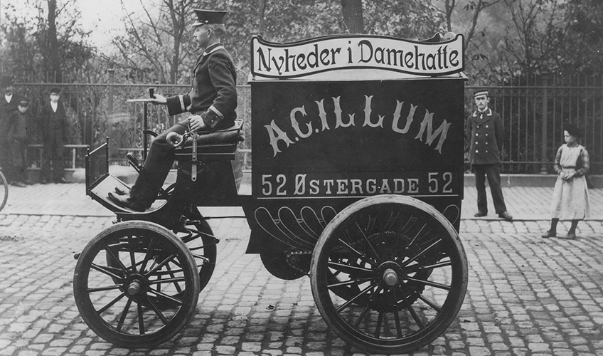 Elbil fra 1901 med reklametekster på