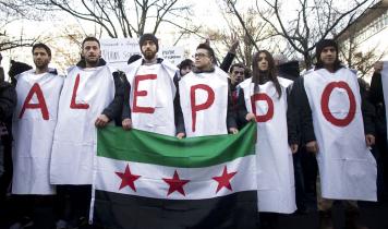demonstranter med banner om Aleppo