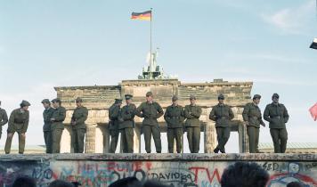 Grænsesoldater på muren foran Brandesburger Tor