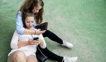 piger med mobil og ipad