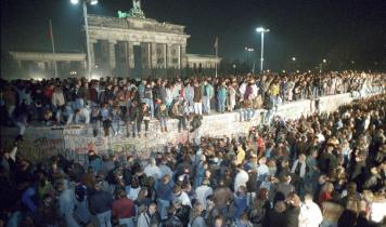 Mennesker på Berlinmuren i november 1989.