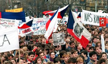 Demonstranter i Prags gader 1989