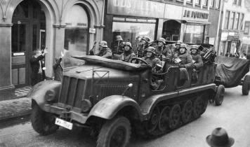 Motorvogne med tyske soldater kører gennem Aabenraas gader d. 9. april 1940.