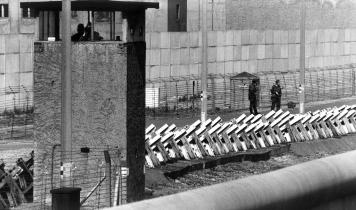 Østtyske vagter ved Berlinmuren i 1981.