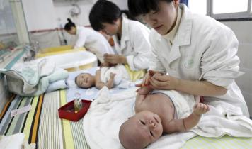Kinesiske sygeplejersker masserer spædbørn