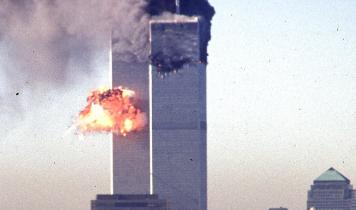 To fly flyver ind i Twin Towers og eksploderer