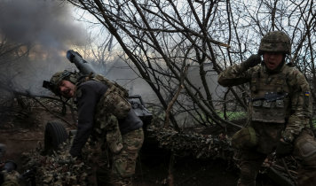 Ukrainske soldater affyrer artillerigranater