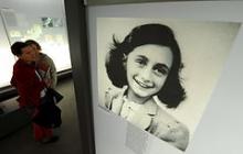 Besøgende på en særudstilling ved mindesmærket Bergen-Belsen nær Celle i Tyskland ser på et billede af Anne Frank. Juni 2009.
