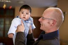Det første møde mellem et adoptivbarn og hans kommende adoptivfar på et børnehjem i La Paz, Bolivia. 2006.