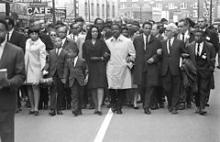 Coretta Scott King leder en demonstration gennem Memphis, USA, den 9. april 1968 fire dage efter mordet på hendes mand, borgerretsforkæmperen Martin Luther King.