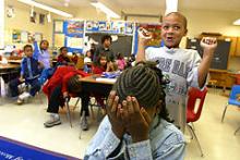 Elever i 3. klasse leger en gætteleg i klasseværelset på Hether Hills Elementary School i Bowie i Maryland den 17. oktober 2002.