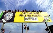 Billedet, som er taget den 16. april 1994, viser Nelson Mandelatilhængere hængede på en stor plakat uden for Durban. Sydafrika afholder sit første frie valg efter 46 års apartheidstyre.