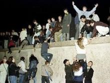Østtyskere kravler op på Berlinmuren ved Brandenburger Tor den 10. november 1989.