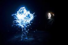 Den dansk-islandske kunster Olafur Eliasson ses sammen med sin installation 'Big Bang Fountain' som han præsenterede på en udstilling i Paris den 23. januar 2015.