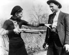 Det amerikanske forbryderpar Bonnie and Clyde. De blev skudt af politiet den 23. maj 1934.