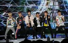 Det sydkoreanske boyband Teen Top optræder ved et show i Seoul den 20. april 2013.