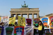 Omkring hundrede aktivister var samlet ved Brandenburger Tor i Berlin for at støtte demokratiet i Egypten. Januar 2014.
